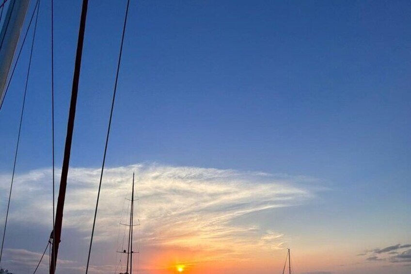 Private sailing tour with aperitif in Barcelona 