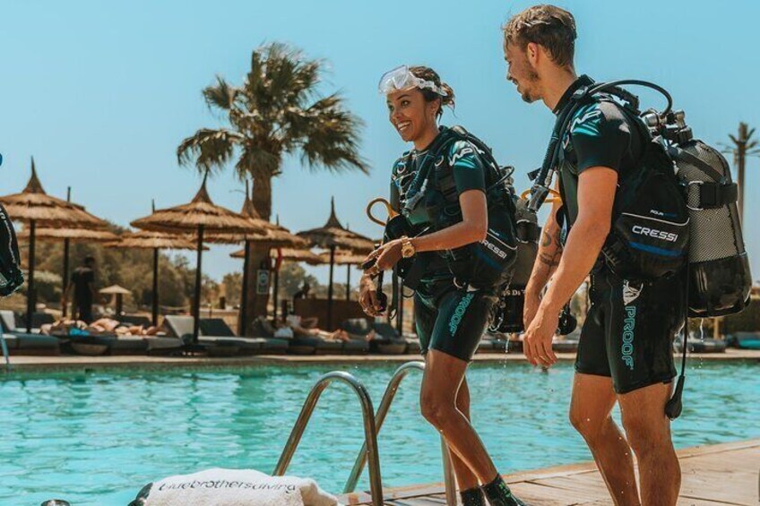 Perfecting Techniques: Pool Session for New Divers