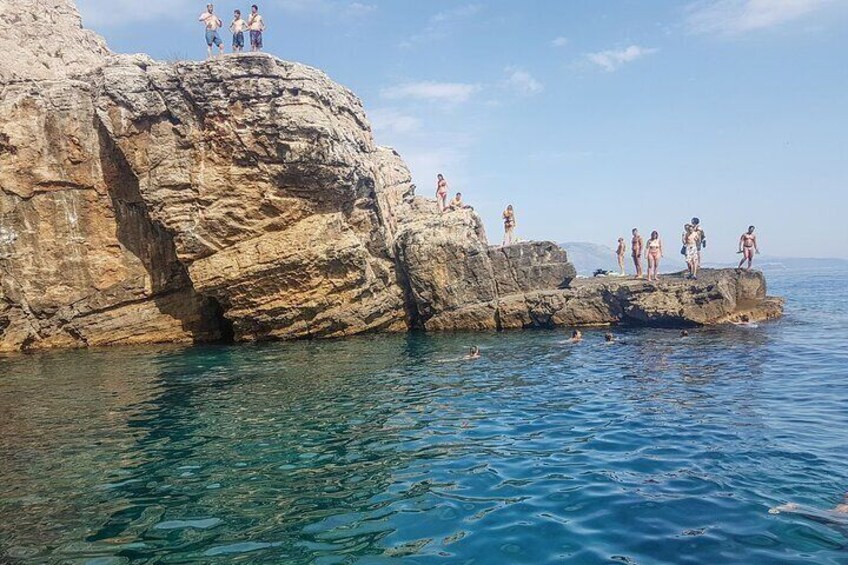 Cliffjumping on Blue Cave Dubrovnik tour