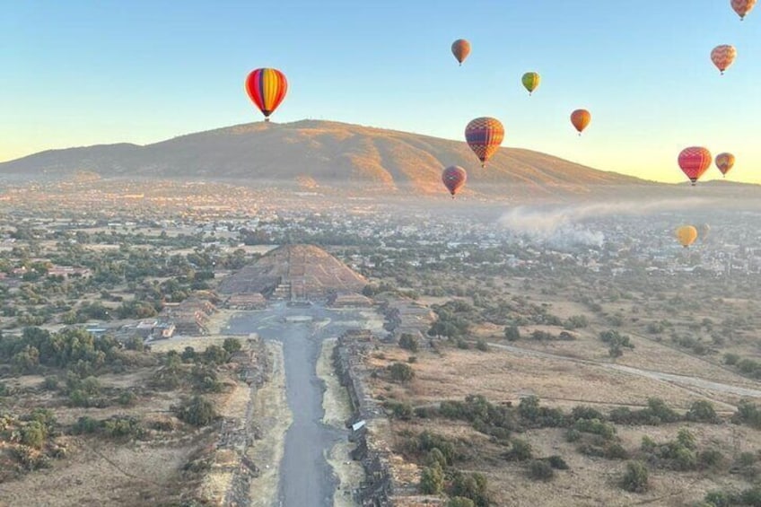 Private Balloon Flight over Teotihuacan plus Breakfast and Entry