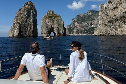 Visite en bateau privé de la Capri solitaire Une expérience de rêve