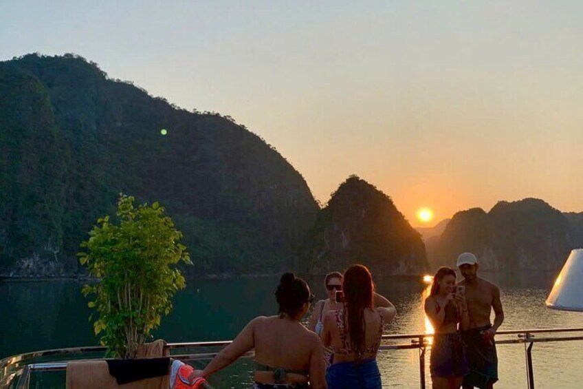 Magical Lan Ha Bay Sunset Tour on Luxury Cruise from Cat Ba