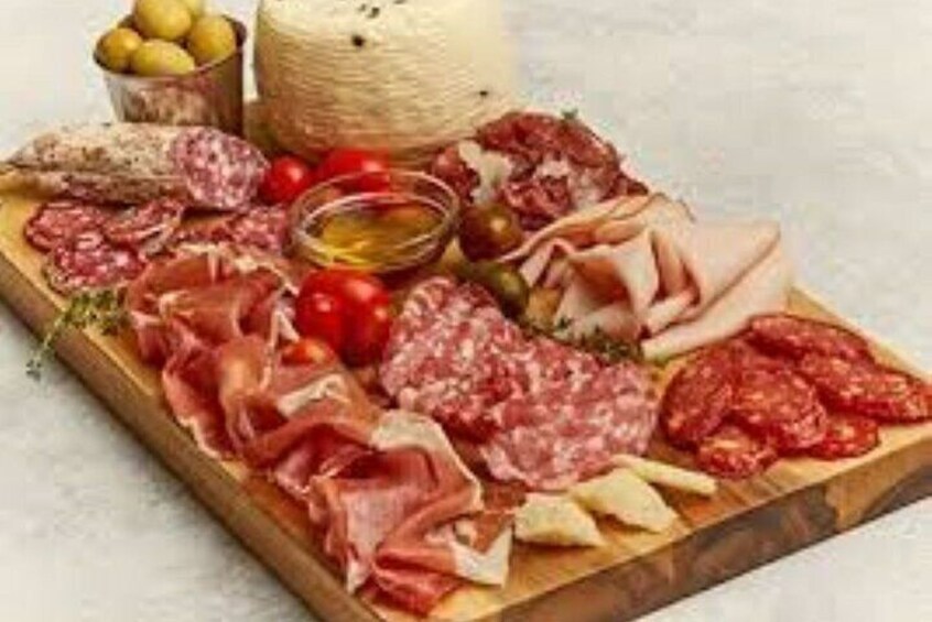 APPETIZER MEATS AND CHEESES WITH HONEY AND JAM