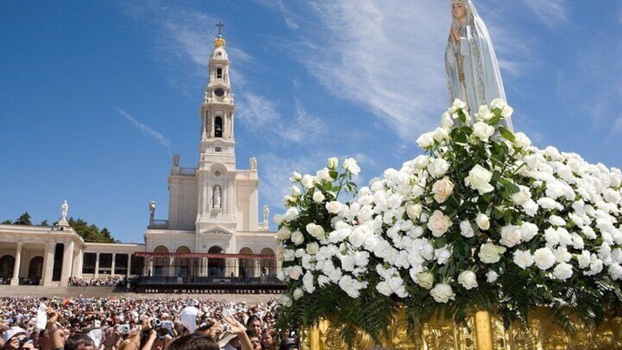 Lisbon Small Group Guided Day Tour to Fatima Nazare and Obidos