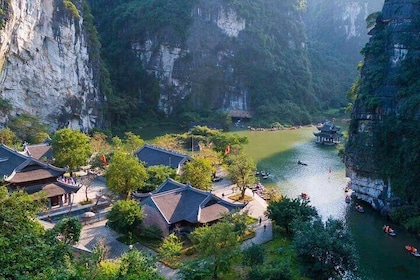 Private Ninh Binh 1 day Tour to Hoa Lu,Trang An boat and Mua Cave