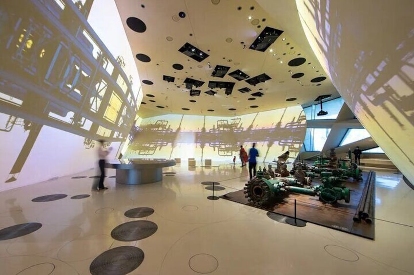 Discover the museum’s stunning surroundings, where its flowing design harmonizes with the beauty of the desert landscape.