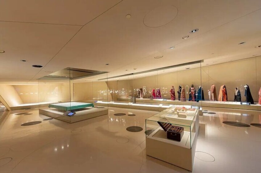 Admire rare treasures that showcase Qatar’s vital role in trade, art, and cultural exchange.