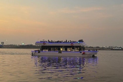 Dubai Luxury Canal Dinner Cruise con spettacoli