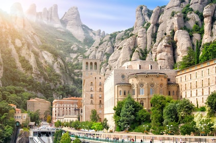 Montserratin puolipäiväretki Barcelonasta lounaalla ja viininmaistelu vaiht...