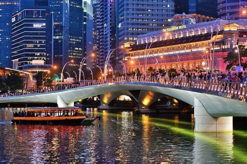 Singapore River Cruise passing Jubilee Bridge