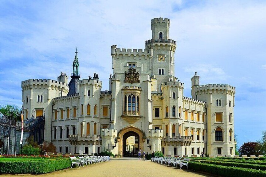 Step into a fairytale at Hluboká Castle! With its stunning neo-Gothic beauty, elegant gardens, and royal charm, it’s a must-see. Travel in comfort—book your trip with Mytripline today!
