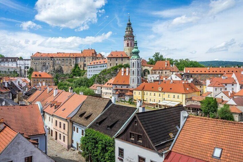 Český Krumlov – A Timeless Gem
Step into history in Český Krumlov! With its medieval charm, winding streets, and stunning castle, this UNESCO-listed town feels like a fairytale.