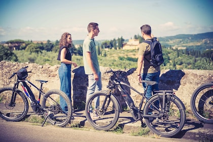 フィレンツェからキャンティまでE-Bikeで：ブドウ畑と丘陵地帯を走る