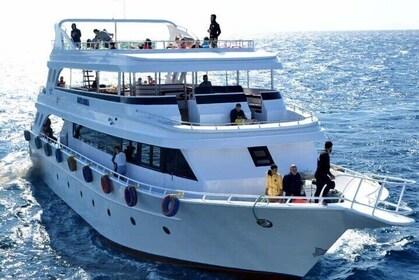 Explora Sharm El-Sheikh con snorkel y buceo en barco