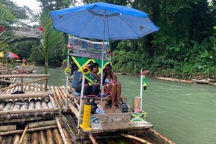 Rafting en el río de bambú Montego Bay con masaje de piedra caliza 