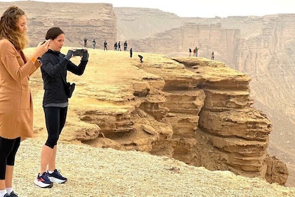 Tour de senderismo en 4x4 Bat Cave & Camels por Riyadh Edge of The World Of...
