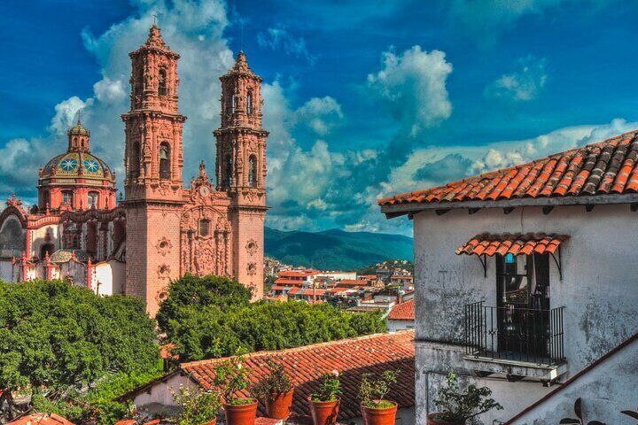  Explore Santa Prisca de Taxco with Minivan Tour