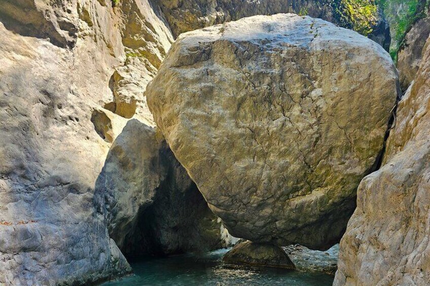 Dushku Lake and Holta Canyon Car Tour