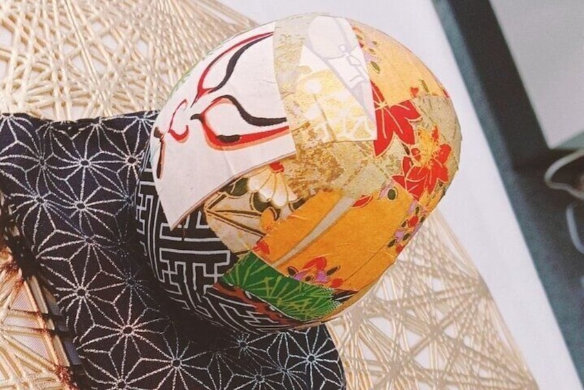 A cool back appearance of visitor's DARUMA