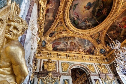 Versailles Private Tour from Paris: Palace, Gardens & French Gift