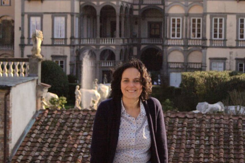 Behind me the garden of Palazzo Pfanner