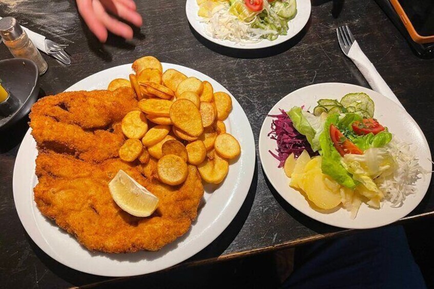 The queen of Viennese dishes: the traditional and always crispy Wiener Schnitzel!