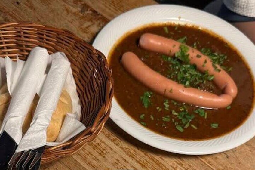 An appetizer that cannot be missed in Vienna: the classic Frankfurter Würstel im Gulaschsaft.