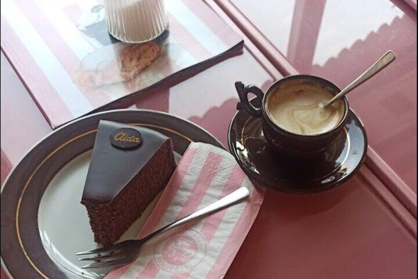 A slice of rich Sachertorte paired with a freshly brewed coffee—a perfect moment to indulge in Vienna’s sweet heritage during your gastronomic tour.