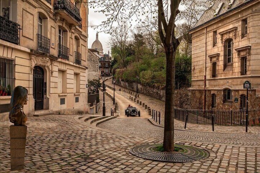 From timeless cafés to exceptional boutiques, from historic monuments to buzzing cultural spots, I’ll introduce you to the Paris you won’t find in guidebooks.