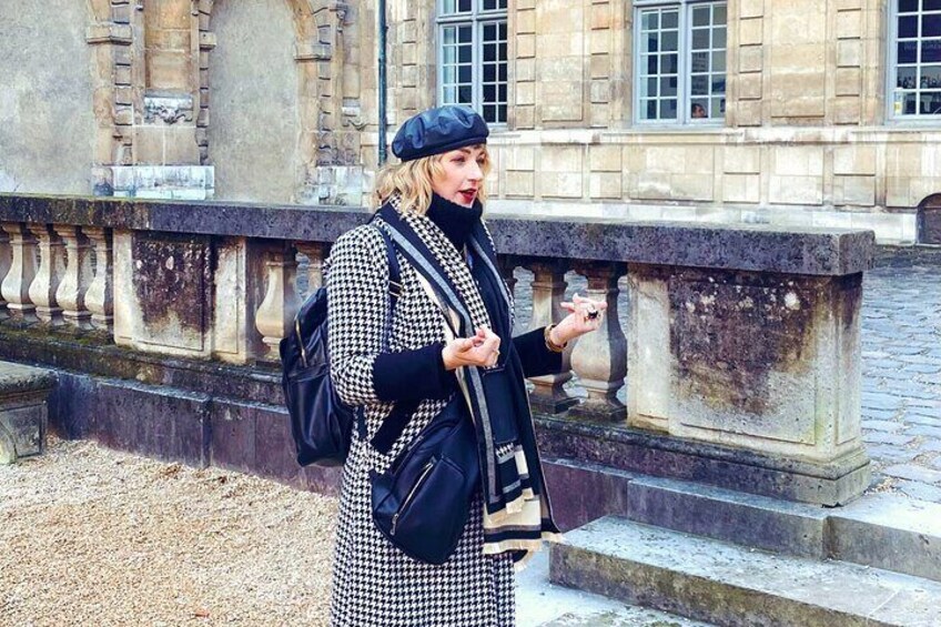 As an architect by training and a lifelong explorer of this incredible city, I’ve spent years soaking in its monuments, hidden gems, and vibrant culture. 