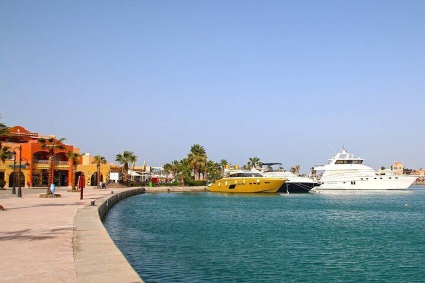 Hurghada City Tour with Parasailing Experience in a Private Car