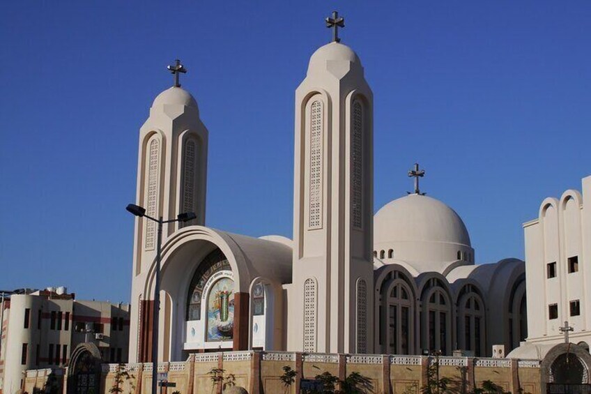 Hurghada City Tour with Parasailing Experience in a Private Car
