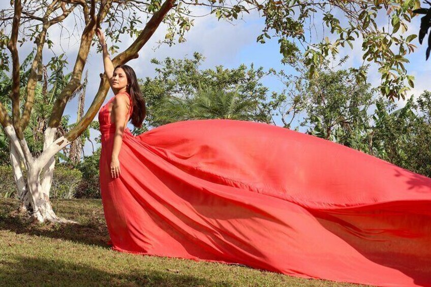 Flying Dress Photoshoot in Costa Rica – Elegant coral dress, stunning outdoor backdrop, unforgettable shots!