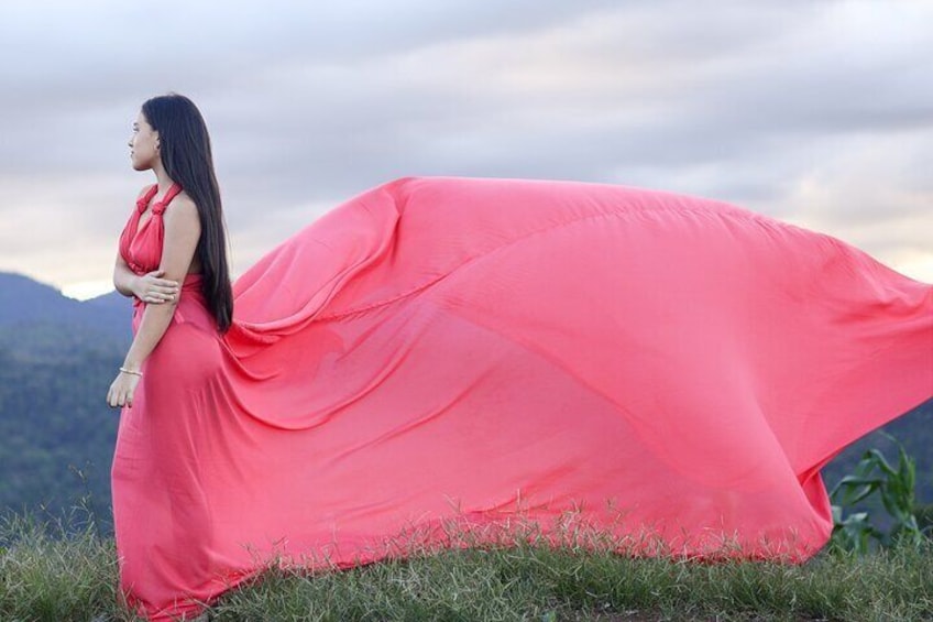 Magic – Stunning pink Flying Dress at sunset, capturing a dreamy and unforgettable moment!