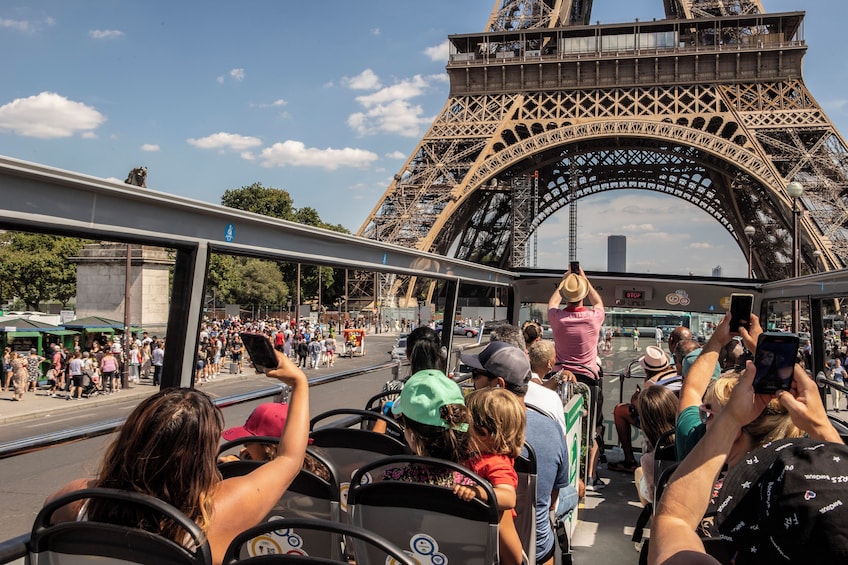 Paris Discovery Hop-on Hop-off bus tour + Versailles Palace