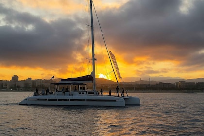 Barcelona: Daytime or Sunset Cruise with Drinks
