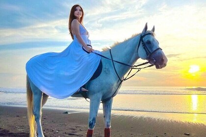 Experiencia de montar a caballo en la playa de Bali