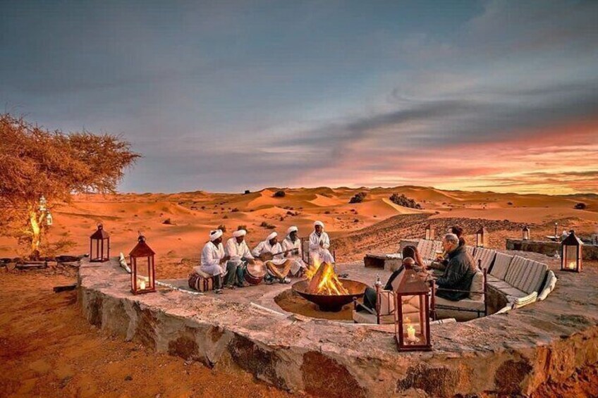 Gathering around the warmth of a desert bonfire – a perfect end to an unforgettable day in the heart of the Sahara.