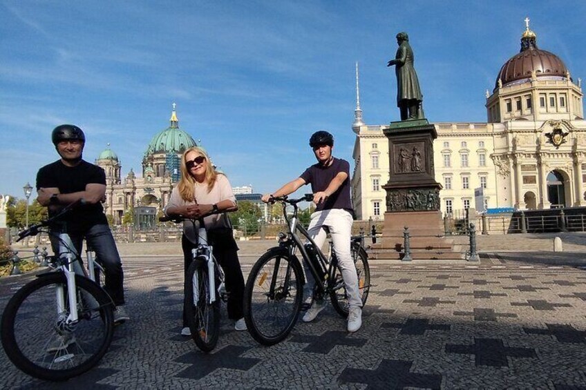 Berlin Private E-Bike tours by Berlin Rickshaw Palast Berlin