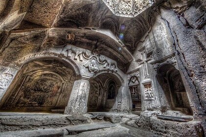 Visita guiada privada a Garni, Geghard y Sevan en cómodos coches