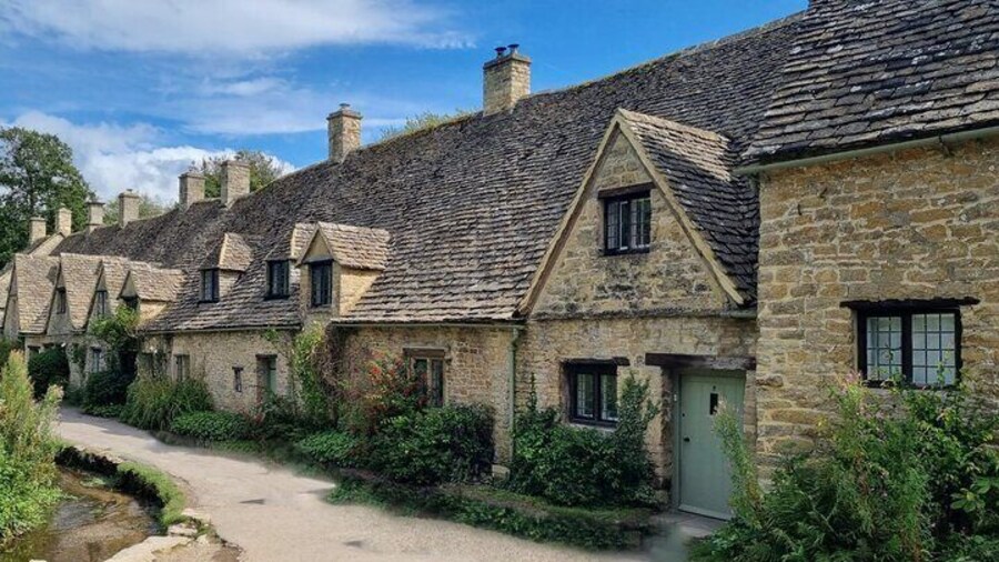 Scenic Transfer from Stratford Upon Avon to London Via Cotswolds