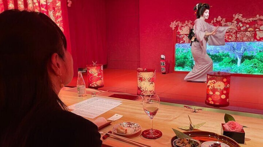 You can enjoy Japanese cuisine and traditional Geisha show