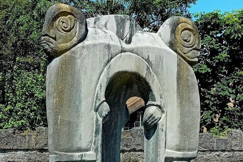 Club Bridge sculptor