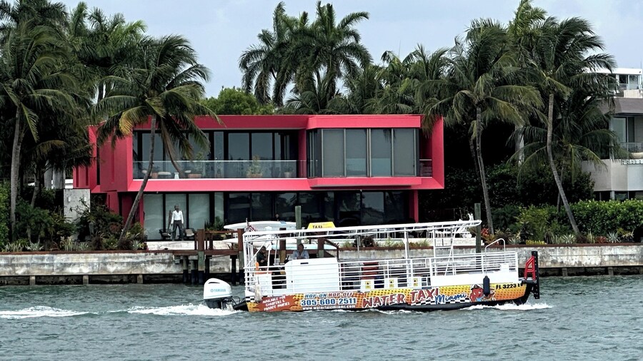 Water Taxi between Bayside Marketplace & South Beach