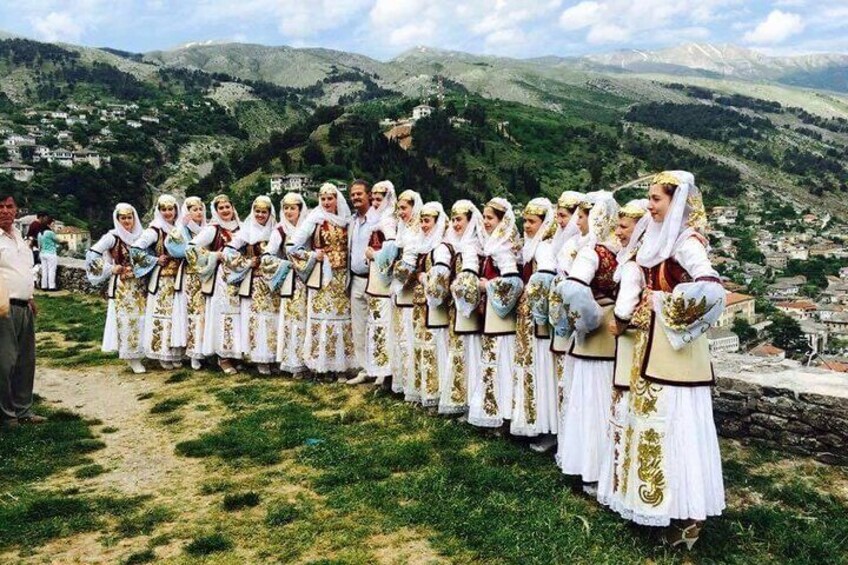 " Traditional Costume.
DROPULLI"