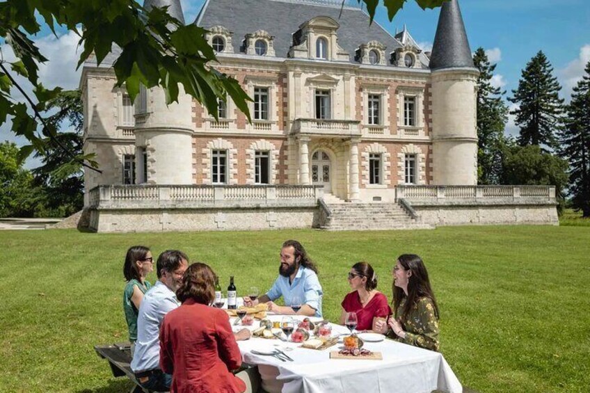 Médoc Wine Route Private Guided Day Tour with Luxury Picnic