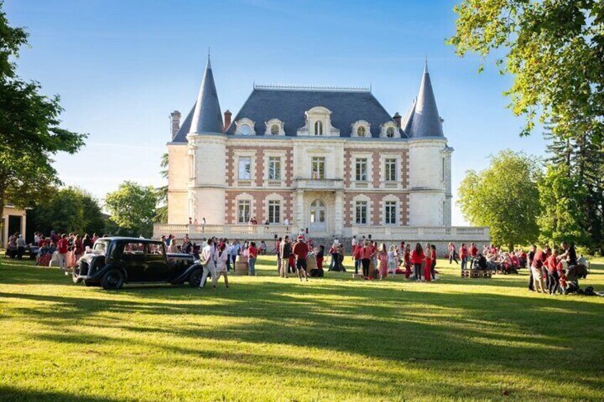 Médoc Wine Route Private Guided Day Tour with Luxury Picnic