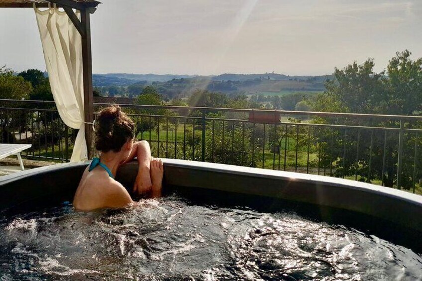 Aperitif in the pool overlooking the monferrato with tasting