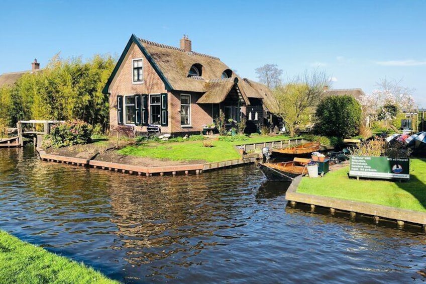 Giethoorn Private 1 or 2 Hour VIP Boat Tour 