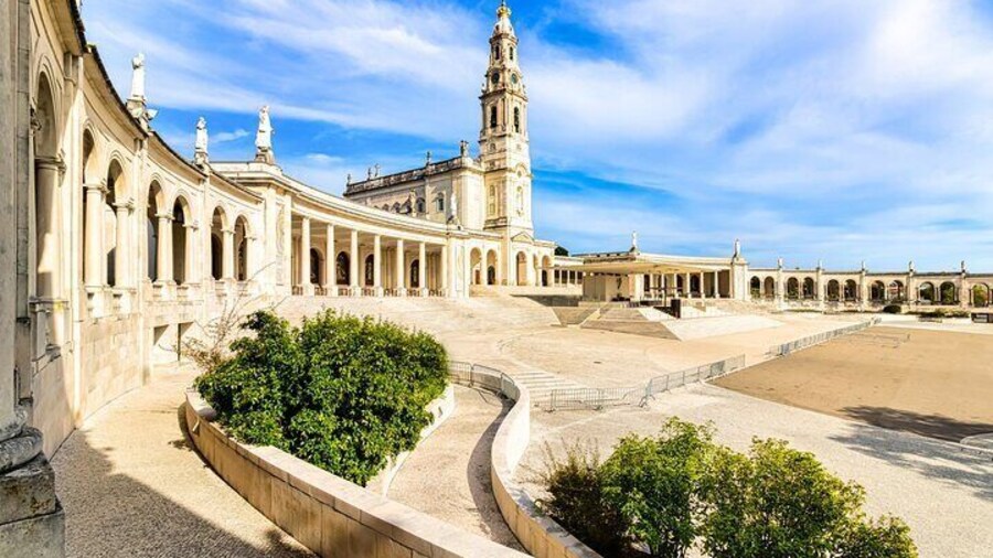 From Lisbon: Small group day tour to Fátima, Nazaré & Óbidos